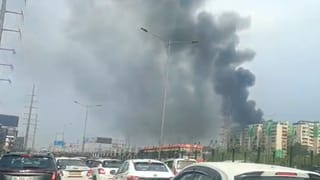 गाजियाबाद की इस सोसायटी में आग का तांडव, 10 फ्लैट जलकर खाक, मुश्किल से बची जान