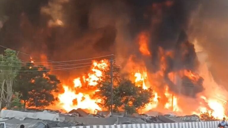 लखनऊ: आग में खाक हुई 1200 झुग्गियां, पटाखे की तरह फटे सिलिंडर; हड़कंप