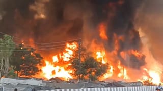 लपटों के बीच फट रहे सिलेंडर, 50 से अधिक झुग्गियां खाक; राजधानी में कैसे लगी भीषण आग?