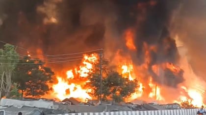 लखनऊ: आग में खाक हुई 1200 झुग्गियां, पटाखे की तरह फटे सिलिंडर; हड़कंप