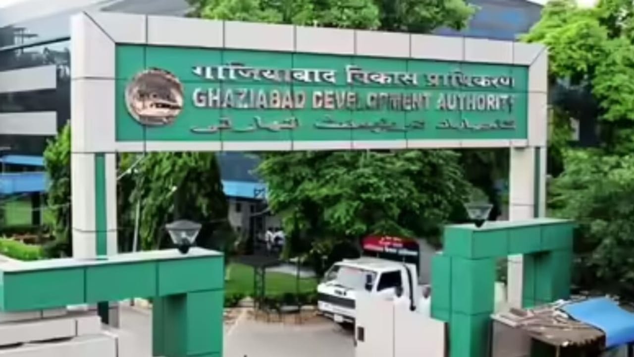 अलकनंदा संग सरस्वती-घाघरा पर भी मड़राया संकट, दहशत में लोग; जर्जर हाल में गाजियाबाद के आवासीय टॉवर्स… Photos