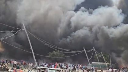 अब लखनऊ के बाद गाजियाबाद में भी लगी भीषण आग, 500 झुग्गियां जलकर राख