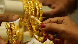 जेवर लूटकर भाग रहे बदमाशों से भिड़ गई 18 साल की अमृता, 100 मीटर तक दौड़ाया; जांबाजी देख दंग रह गए लोग