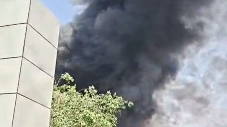 ग्रेटर नोएडा में गौर चौक के पास मार्केट लगी भीषण आग, कई दुकानें खाक