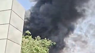 ग्रेटर नोएडा में गौर चौक के पास मार्केट लगी भीषण आग, कई दुकानें जलकर खाक