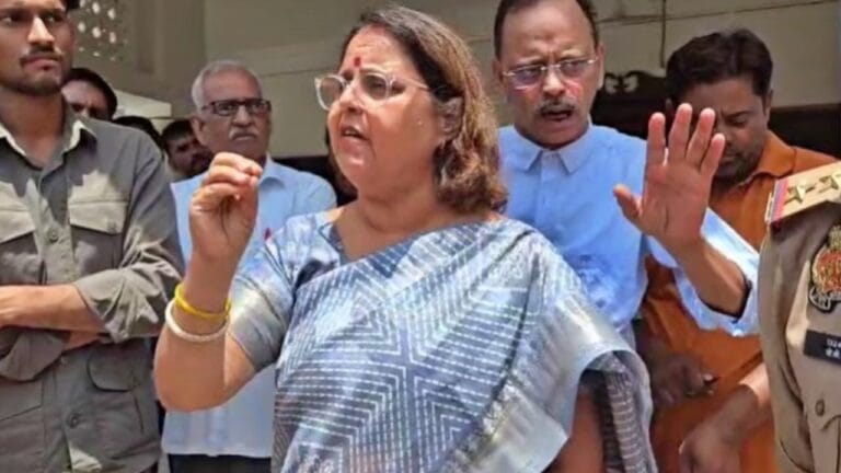 1 मिनट में 10 बार शटअप बोलने वाली प्रिसिंपल नपीं, स्कूल पर लगेगा ताला