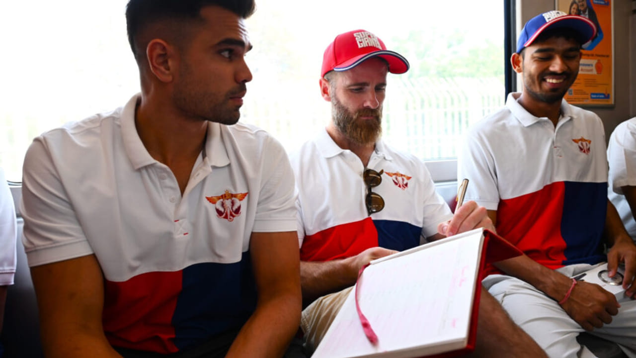 लखनऊ मेट्रो पर LSG के सितारे; फैंस से मिले विलियमसन और अर्जुन तेंदुलकर, दिए ‘सफलता के मंत्र’- PHOTOS