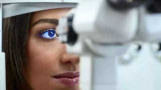 दाहिनी आंख में थी दिक्कत, बाईं का कर दिया इलाज… फिर लिख दी बाहर की दवाएं…KGMU में गजब कारनामा