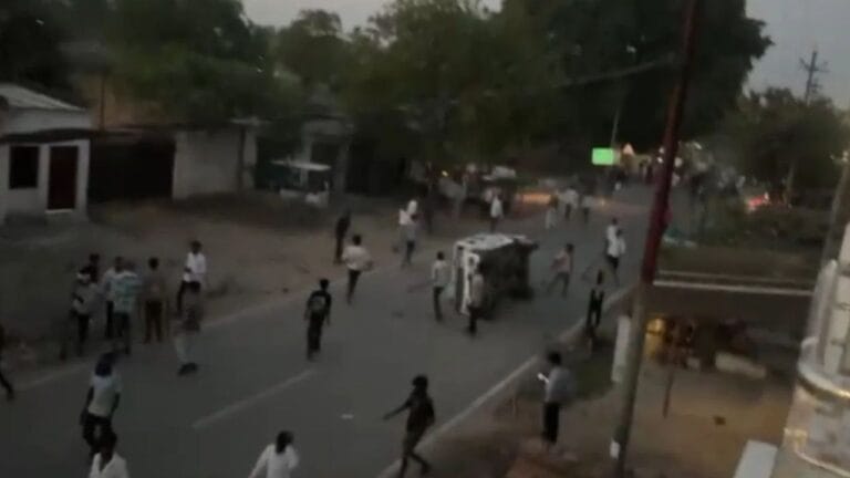 आंबेडकर की मूर्ति पर सुलगा लखीमपुर, कासगंज में जुलूस निकालने पर बवाल