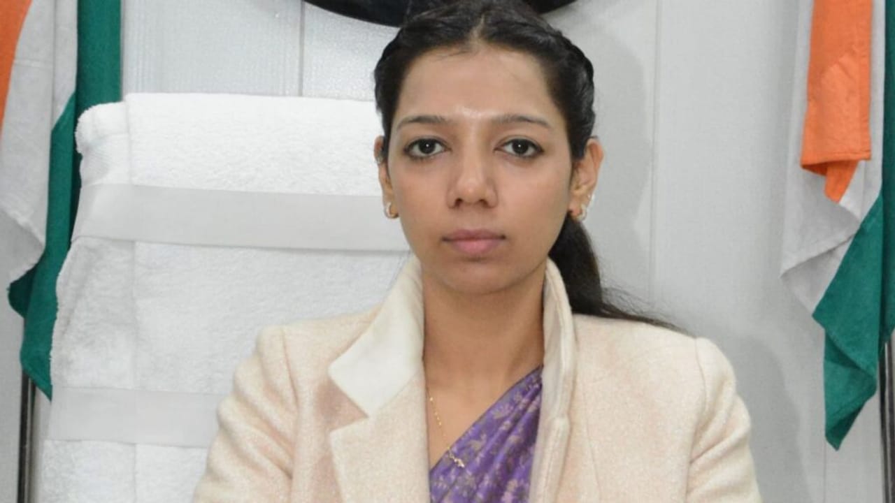 किसानों की समस्या सुन रही बागपत की DM, तभी पहुंच गया ‘मटरू’, रिएक्शन जीत लेगा दिल