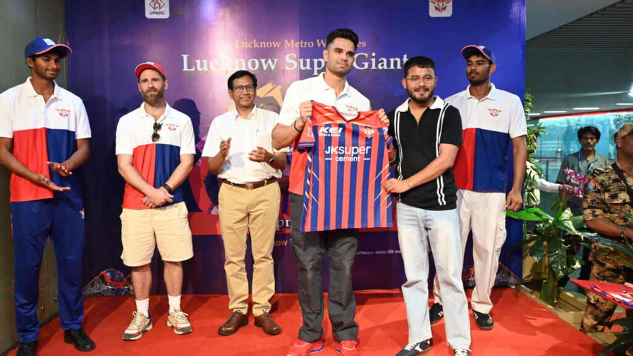 लखनऊ मेट्रो पर LSG के सितारे; फैंस से मिले विलियमसन और अर्जुन तेंदुलकर, दिए ‘सफलता के मंत्र’- PHOTOS