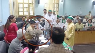 किसानों की समस्या सुन रही बागपत की DM, तभी पहुंच गया ‘मटरू’, रिएक्शन जीत लेगा दिल