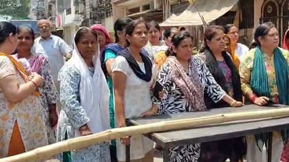 मेरठ के सेंट्रल मार्केट पर फिर चलेगा बुलडोजर, कई घरों पर नोटिस चस्पा