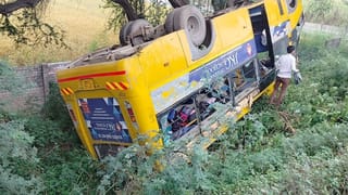 मेरठ में 50 बच्चों से भरी स्कूल बस पलटी, घबराए बच्चों का रो-रोकर बुरा हाल
