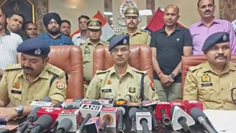 डबल बेड के अंदर निकला हथियारों का तहखाना, बन रहे थे पिस्टल पर पिस्टल