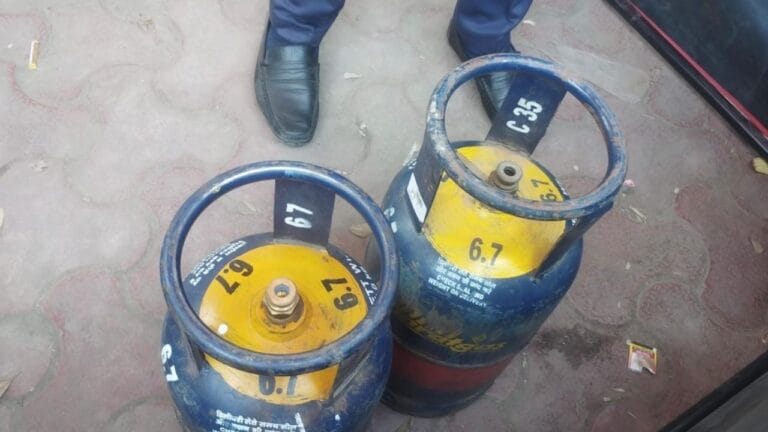 आधार दिखाओ, गैस सिलेंडर ले जाओ… यहां सिर्फ ₹1580 में मिल रहा कनेक्शन