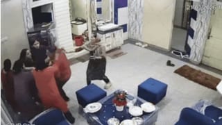 डॉक्टर के घर में घुसा बदमाश, बहादुर लड़कियों ने पकड़कर कूट डाला, Video वायरल