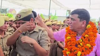 ‘मत जाइए सर…’ फूट-फूटकर रोते हुए महिला सिपाहियों ने रामपुर SP को दी विदाई, Video वायरल