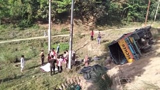 ड्राइवर के बगल में बैठे बच्चे ने घुमा दी स्टीयरिंग, गड्ढे में पलटी डीसीएम, 12 लोग घायल, कई की हालत गंभीर