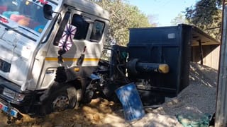 चैन की नींद सो रहे थे 5 मजदूर, तभी मौत बनकर आया ट्रक पलट गया…3 की मौत