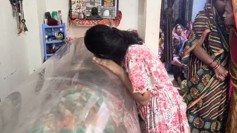 'सदमे में मां की मौत'; आंगनबाड़ी कार्यकर्ता की बेटी का DPO, AE पर आरोप