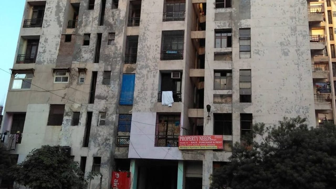 अलकनंदा संग सरस्वती-घाघरा पर भी मड़राया संकट, दहशत में लोग; जर्जर हाल में गाजियाबाद के आवासीय टॉवर्स… Photos