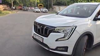 13 साल के बच्चे को पिता ने थमा दी लग्जरी कार की स्टीयरिंग, सड़क पर दौड़ाता नजर आया SUV, वीडियो वायरल