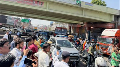 लखनऊ में बिजली संकट पर सड़क जाम, पुलिस से अभद्रता; 150 अज्ञात पर FIR