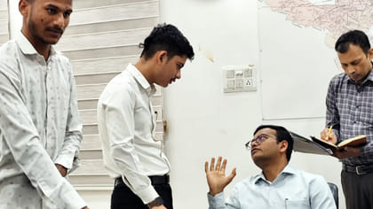जब IAS बनने के लिए सीधे DM के पास पहुंचा 11वीं का छात्र, मिले ये टिप्स
