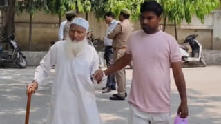 ‘साहब मुझे जिंदा कर दो’, कागजों में मारकर बेटे ने बेच दिया मकान, रुला देगा 75 साल के बुजुर्ग का दर्द