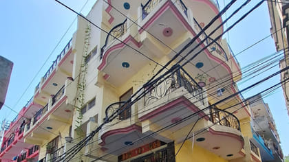 नोएडा में तीसरी मंजिल से कूदे प्रेमी जोड़े, युवक की मौत, युवती गंभीर