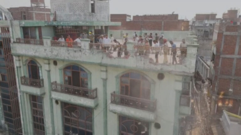 दालमंडी: अंग्रेजों के समय बने मुसाफिर खाने का एक हिस्सा पर चला हथौड़ा