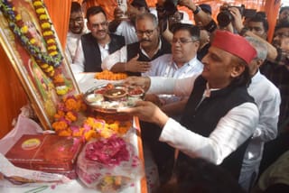 सड़क पर नमाज पर चुप्पी, भंडारे में पुड़ी-सब्जी… अखिलेश ने बदली रणनीति?