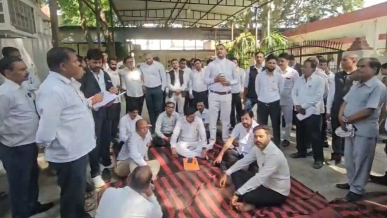 वकीलों ने ठप किया UP में न्यायिक सिस्टम, लाठी चार्ज के विरोध में शुरू किया धरना; देखें Photos