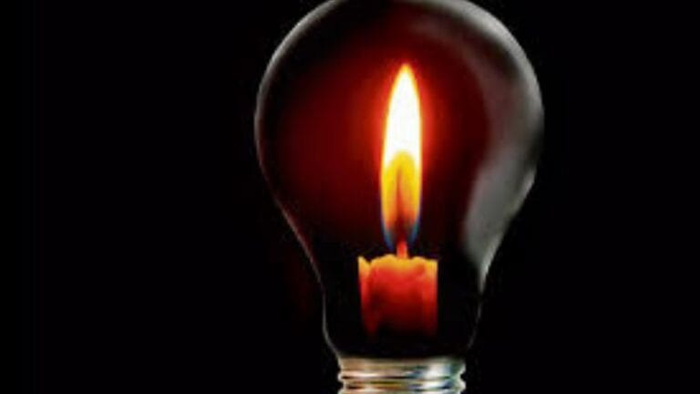 बिजली संकट के बीच फॉल्ट ठीक करने गए कर्मचारियों से ग्रामीणों ने की मारपीट, VIDEO वायरल