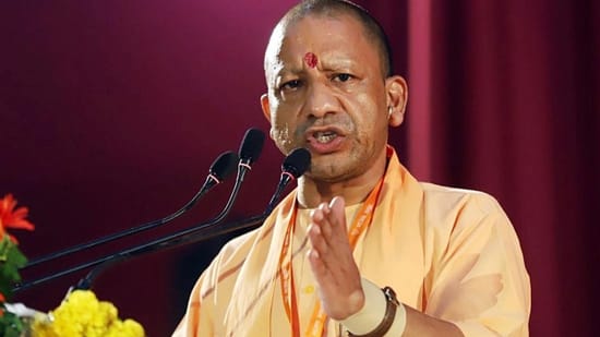 सड़क पर नमाज को लेकर CM योगी बोले- प्यार से मानेंगे ठीक, वरना...