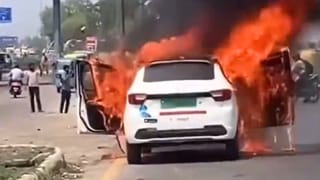 चलती इलेक्ट्रिक कार बन गई आग का गोला, चंद सेकंड में जलकर हुई खाक…ड्राइवर को कूदकर बचानी पड़ी जान