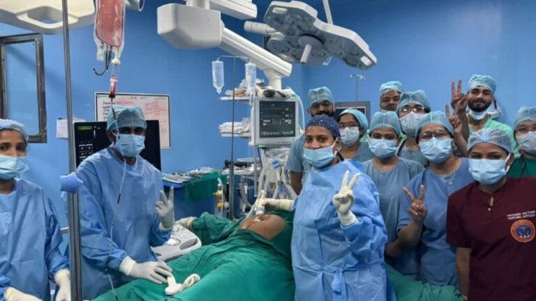 गोरखपुर एम्स के डॉक्टरों का कमाल, गर्भ के अंदर ही शिशु को चढ़ाया खून