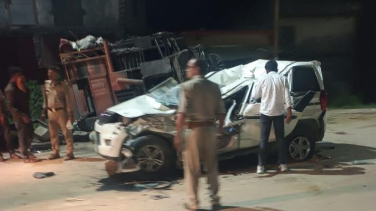गोरखपुर: जानवर को बचाने की कोशिश में बोलेरो पलटी, 3 की मौत