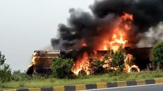 गोरखपुर में भयानक हादसा, दो ट्रकों की आमने-सामने भिड़ंत, ड्राइवर और खलासी जिंदा जलकर हुए खाक