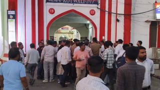 रिश्वत लेते पकड़ा गया लेखपाल, विरोध में साथियों ने घेर ली कोतवाली; खूब हुआ हंगामा