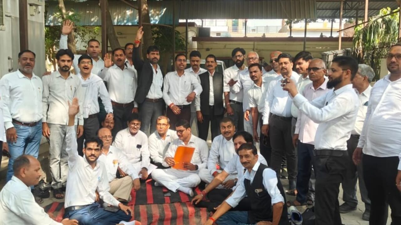 वकीलों ने ठप किया UP में न्यायिक सिस्टम, लाठी चार्ज के विरोध में शुरू किया धरना; देखें Photos