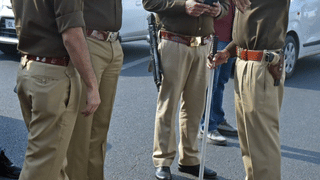 नोएडा में पुलिस वाले को लिफ्ट के बहाने लूटने वाले आरोपी का एनकाउंटर, प्रेमिका के परिवार पर हमला करने वाला कातिल भी गिरफ्तार