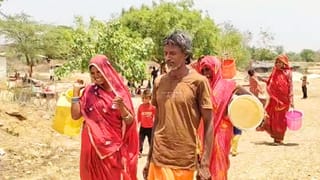 भीषण गर्मी में प्यास से तड़प रहे प्रयागराज के गांव, तपती धूप में कई KM दूर से लाना पड़ रहा पानी