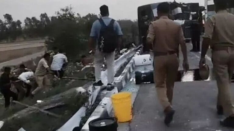 दिल्ली से बिहार जा रही स्लीपर बस उन्नाव पलटी, 6 यात्रियों की मौत