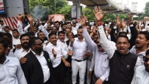 वकीलों ने ठप किया UP में न्यायिक सिस्टम, लाठी चार्ज के विरोध में शुरू किया धरना; देखें Photos