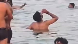 वाराणसी में गंगा के बीच बीयर पीते हुए युवक का VIDEO वायरल, FIR दर्ज