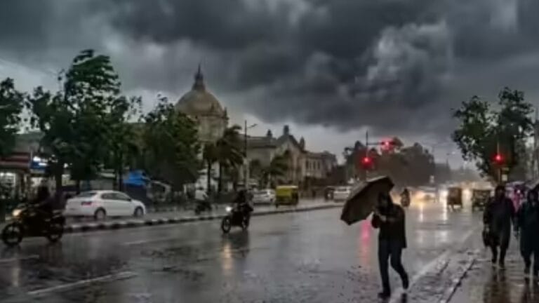 लखनऊ में 11वीं मंजिल से कूद गई युवती, टीन शेड के चलते ऐसे बच गई जान