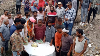 आगरा में बदहाली पर फूटा गुस्सा, नाले में उतरकर पार्षद ने काटा केक; बोले- अब तो जागो प्रशासन