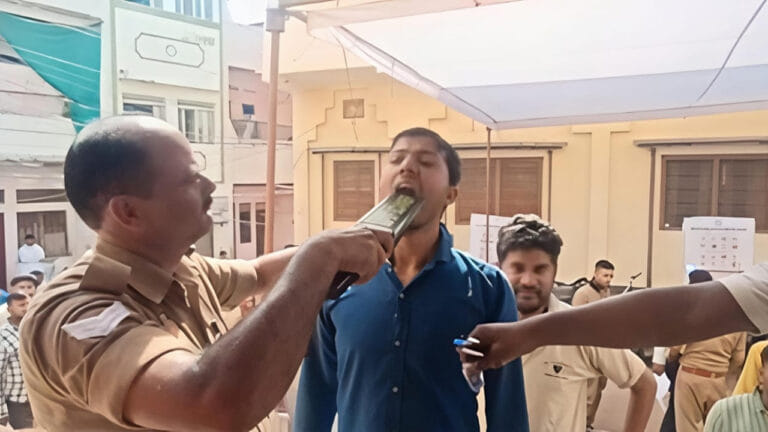 पुलिस भर्ती परीक्षा में मुंह में मेटल डिटेक्टर डालकर की चेकिंग- Video